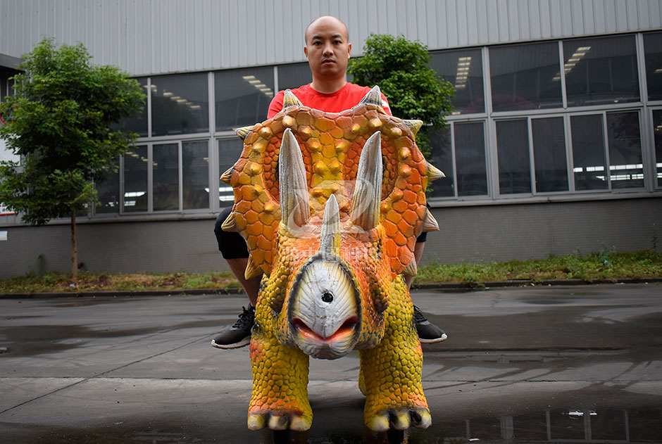 三角龍電瓶車，商場騎的三角龍，三角龍溜溜車