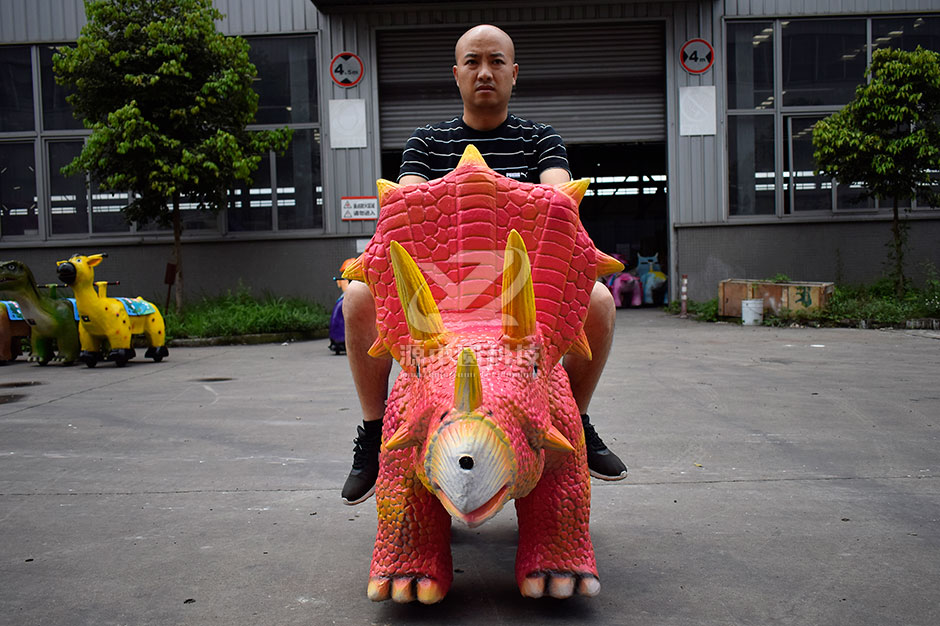 三角恐龍恐龍車，商場騎的三角龍，三角龍童車