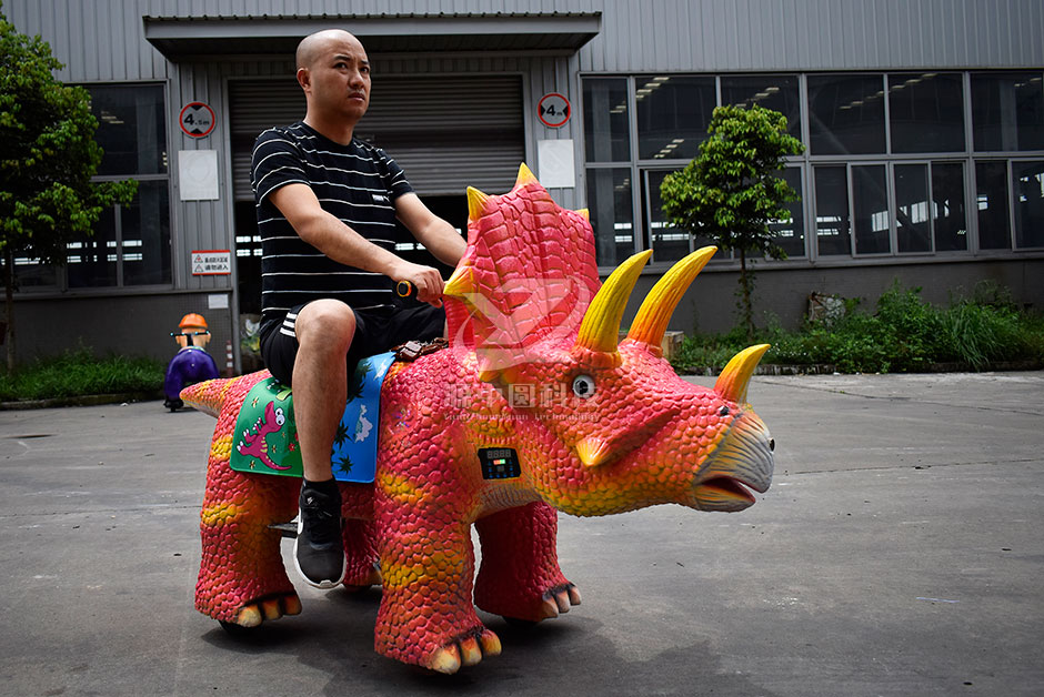 三角恐龍恐龍車，商場騎的三角龍，三角龍童車