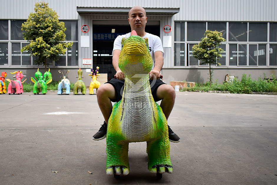 腕龍滑滑車，腕龍電動車，商場騎的腕龍