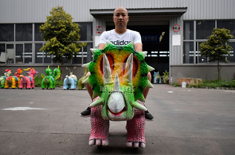 商場騎的三角龍，三角龍童車，廣場三角龍溜溜車