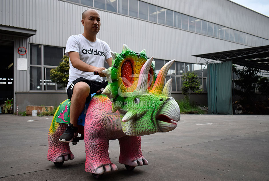 商場騎的三角龍，三角龍童車，廣場三角龍溜溜車